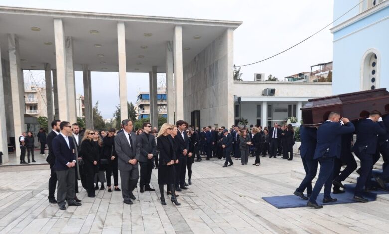 Κηδεία-Πάνου-Μαρινόπουλου:-Συγγενείς-και-φίλοι-αποχαιρέτησαν-για-τελευταία-φορά-τον-επιχειρηματία