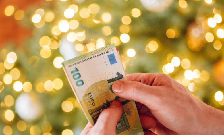 Δώρο-Χριστουγέννων-2025:-Πότε-καταβάλλεται-και-πως-υπολογίζεται