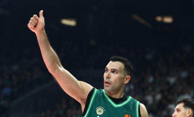 Παναθηναϊκός:-Ο-Κώστας-Σλούκας-χάρισε-τη-φανέλα-του-σε-φίλαθλο-της-Μυκόνου-betsson-με-προβλήματα-όρασης