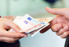 Προϋπολογισμός-2026:-Μέτρα-για-τη-στέγαση-και-την-οικογένεια,-αυξήσεις-αποδοχών-και-μειώσεις-φόρων-–-3,2-δισ-ευρώ-για-5-εκατ.-νοικοκυριά