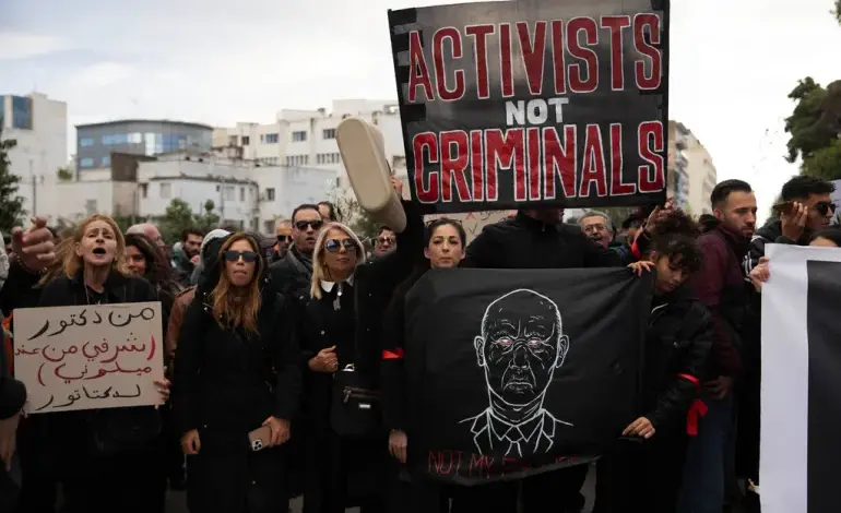 Χιλιάδες-Τυνήσιοι-διαδηλώνουν-κατά-του-Κάις-Σαϊέντ