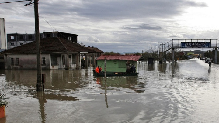Πλημμύρες-στην-Αλβανία:-Μία-ηλικιωμένη-νεκρή,-εκατοντάδες-εκκενώσεις
