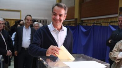 Ο-Κυριάκος-Μητσοτάκης-ψήφισε-μαζί-με-το-γιο-του-στις-εσωκομματικές-εκλογές-της-ΝΔ:-«Γέμισαν-οι-κάλπες»