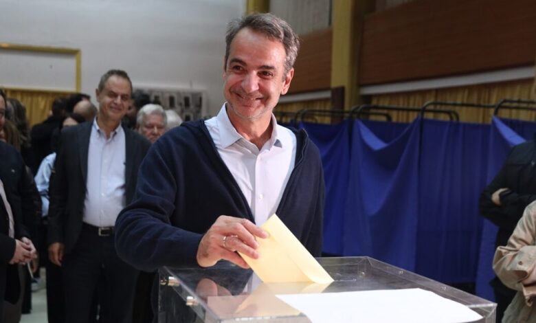 Ο-Κυριάκος-Μητσοτάκης-ψήφισε-μαζί-με-το-γιο-του-στις-εσωκομματικές-εκλογές-της-ΝΔ:-«Γέμισαν-οι-κάλπες»