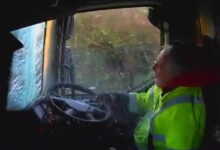 Ουαλία:-Συγκλονιστικό-βίντεο-με-οδηγό-φορτηγού-να-«καρφώνεται»-σε-βανάκι-–-Οδηγούσε-με-θολωμένο-παρμπρίζ