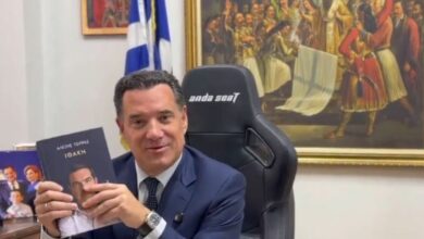 Ο-Άδωνις-Γεωργιάδης-έλαβε-το-βιβλίο-του-Τσίπρα-και-ανταποδίδει:-«Η-ιστορία-σε-μαθαίνει-να-διαλέγεις-καλούς-συνεργάτες»