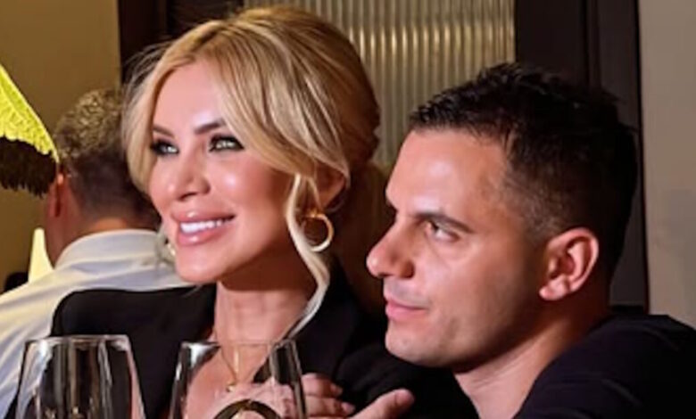 Κατερίνα-Καινούργιου:-Η-τρυφερή-πόζα-με-τον-Παναγιώτη-Κουτσουμπή-και-το-τραπέζι-που-της-ετοίμασε-για-τη-γιορτή-της