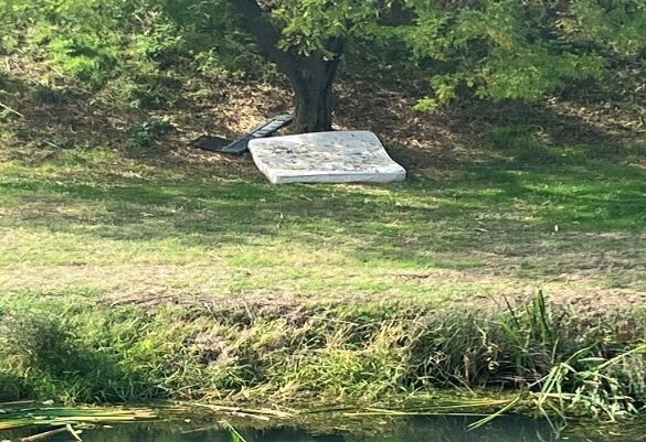 Μέχρι-και-πεταμένα-στρώματα-στα-αξιοθέατα-του-Ληθαίου