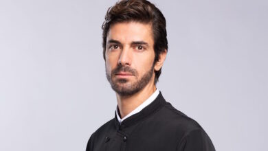 Άγιος-έρωτας-–-επόμενα-επεισόδια:-Ο-πατήρ-Νικόλαος-επισκέπτεται-τον-Παύλο-στο-κελί-του-και-τον-πιέζει-να-ομολογήσει-τον-φόνο-της-Κατρίν