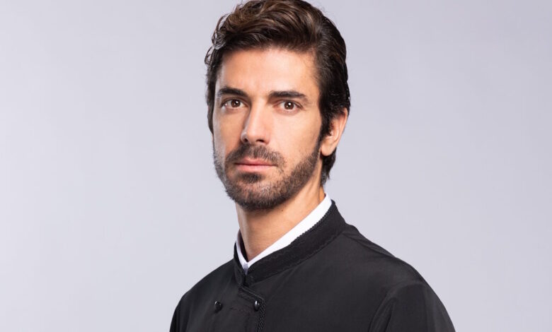 Άγιος-έρωτας-–-επόμενα-επεισόδια:-Ο-πατήρ-Νικόλαος-επισκέπτεται-τον-Παύλο-στο-κελί-του-και-τον-πιέζει-να-ομολογήσει-τον-φόνο-της-Κατρίν