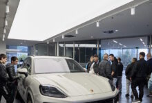 porsche:-ενισχύει-τις-σχολές-μαθητείας-της-ΔΥΠΑ-στη-Θεσσαλία-με-σύγχρονους-εργαλειοφόρους