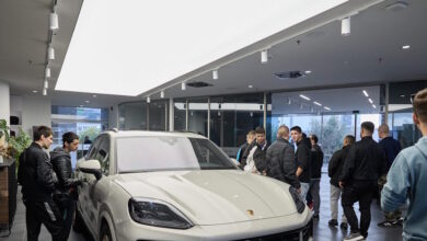 porsche:-ενισχύει-τις-σχολές-μαθητείας-της-ΔΥΠΑ-στη-Θεσσαλία-με-σύγχρονους-εργαλειοφόρους