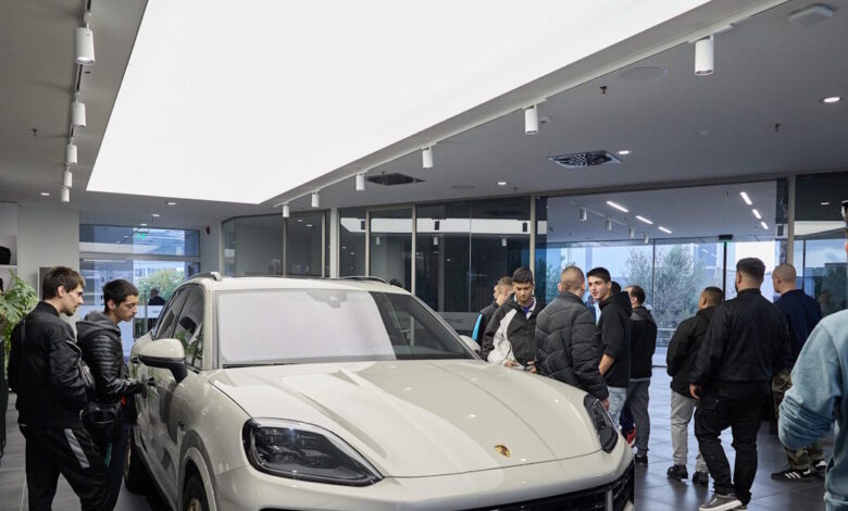 porsche:-ενισχύει-τις-σχολές-μαθητείας-της-ΔΥΠΑ-στη-Θεσσαλία-με-σύγχρονους-εργαλειοφόρους