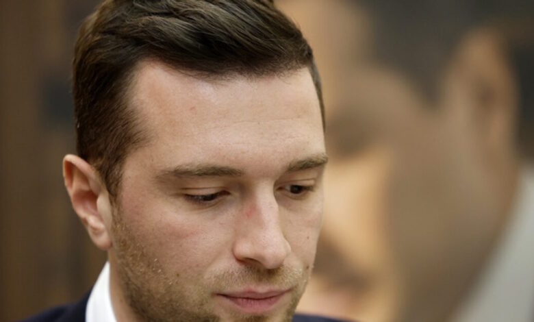 Γαλλία:-Πέταξαν-αλεύρι-στον-Ζορντάν-Μπαρντελά-ηγέτη-του-ακροδεξιού-«Εθνικού-Συναγερμού»