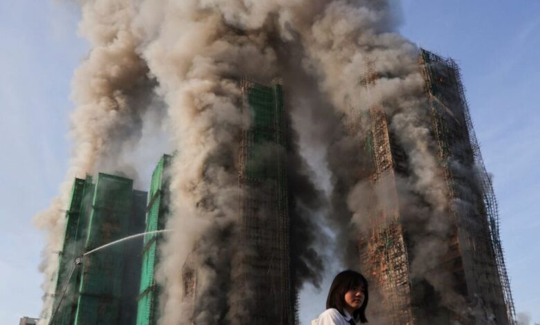 Φλέγεται-ουρανοξύστης-στο-Χονγκ-Κονγκ-–-Παγιδευμένοι-πολλοί-άνθρωποι,-ένας-με-σοβαρά-εγκαύματα