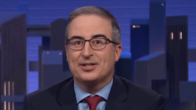 Σε-δημοπρασία-του-«last-week-tonight-with-john-oliver»-συγκεντρώθηκαν-1,54-εκ.-δολάρια