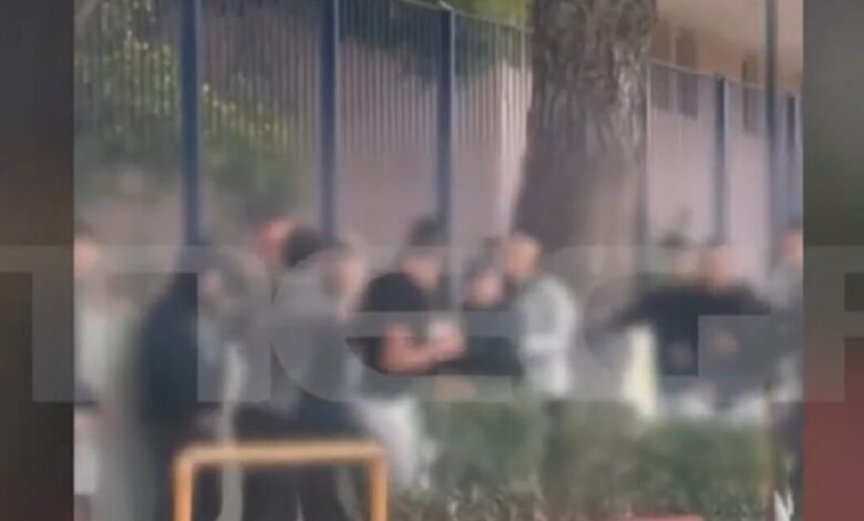 Νέο-Ηράκλειο:-Βίντεο-ντοκουμέντο-από-τον-άγριο-ξυλοδαρμό-μεταξύ-ανηλίκων-έξω-από-σχολείο