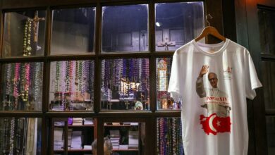 Επίσκεψη-Πάπα-στην-Τουρκία:-Έβγαλαν-μέχρι-και-μπλουζάκια-–-Πυρετώδεις-προετοιμασίες-για-την-ιστορική-συνάντηση-με-τον-Πατριάρχη-Βαρθολομαίο