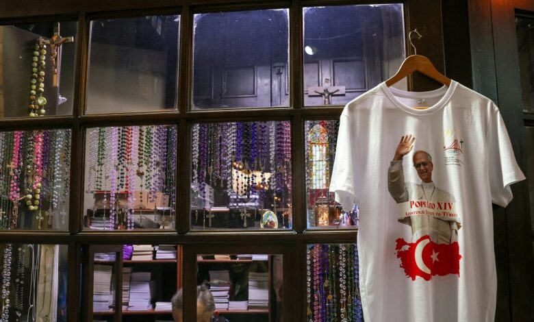 Επίσκεψη-Πάπα-στην-Τουρκία:-Έβγαλαν-μέχρι-και-μπλουζάκια-–-Πυρετώδεις-προετοιμασίες-για-την-ιστορική-συνάντηση-με-τον-Πατριάρχη-Βαρθολομαίο