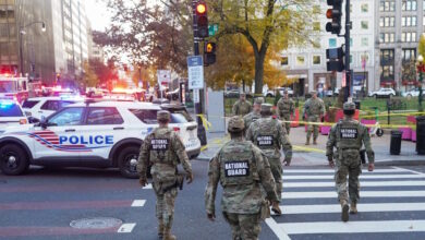 Δυο-μέλη-της-Εθνοφρουράς-δέχθηκαν-πυροβολισμούς-έξω-από-τον-Λευκό-Οίκο-–-«Το-ζώο-που-άνοιξε-πυρ-θα-το-πληρώσει-ακριβά»-λέει-ο-Τραμπ-για-τον-δράστη-που-συνελήφθη