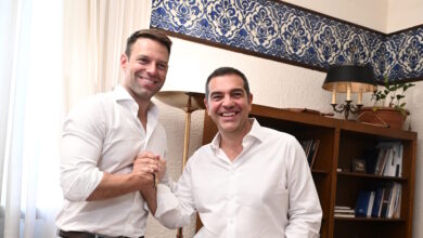 Βιβλίο-Τσίπρα-–-Στέφανος-Κασσελάκης:-Αλιεύει-σε-θολά-νερά-με-ομοφοβικά-υπονοούμενα-ο-«κίτρινος-πρωθυπουργός»