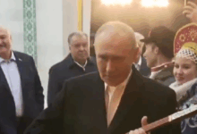 Ο-Βλαντιμίρ-Πούτιν-σε-ρόλο-μουσικού:-Η-προσπάθεια-να-παίξει-κομούζ-κατά-την-επίσκεψή-του-στο-Κιργιστάν