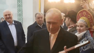 Ο-Βλαντιμίρ-Πούτιν-σε-ρόλο-μουσικού:-Η-προσπάθεια-να-παίξει-κομούζ-κατά-την-επίσκεψή-του-στο-Κιργιστάν