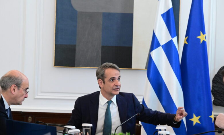 Μητσοτάκης-στο-υπουργικό:-Σημαντική-τομή-η-ενίσχυση-των-συλλογικών-συμβάσεων-–-Αύριο-επιστρέφεται-ένα-ενοίκιο-σε-1-εκατομμύριο-πολίτες