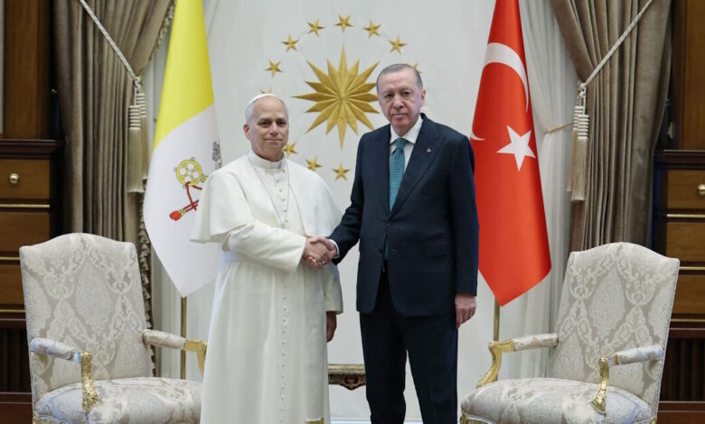 Πάπας-Λέων:-«Η-κοινωνία-δεν-είναι-ζωντανή-αν-δεν-είναι-πλουραλιστική»-–-Φωτογραφίες-από-την-συνάντηση-του-με-τον-Ερντογάν
