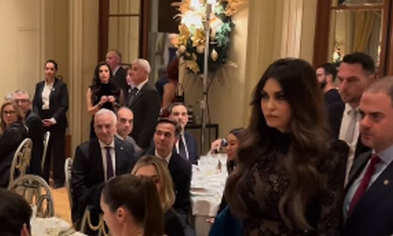 dailymail:-Η-Κίμπερλι-Γκιλφόιλ-με-μαύρη-see-through-τουαλέτα-που-δίχασε-τα-social-media-–-«Είναι-σε-εκδήλωση-ή-σε-κλαμπ;»