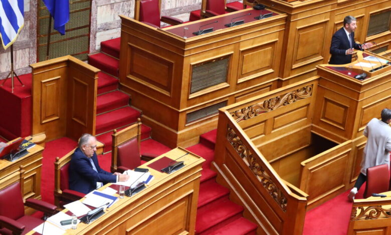 Στα-άκρα-η-κόντρα-ΝΔ-και-ΠΑΣΟΚ-για-τον-«Φραπέ»:-Για-κουμπαριά-με-τον-Ξυλούρη,-λέει-ο-Ανδρουλάκης-–-«Είσαι-τρολ-του-διαδικτύου»,-απαντά-ο-Μαρινάκης