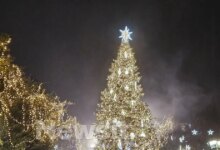 Άναψε-το-Χριστουγεννιάτικο-δέντρο-της-Αθήνας-στο-Σύνταγμα-–-Υπό-βροχή-οι-εκδηλώσεις