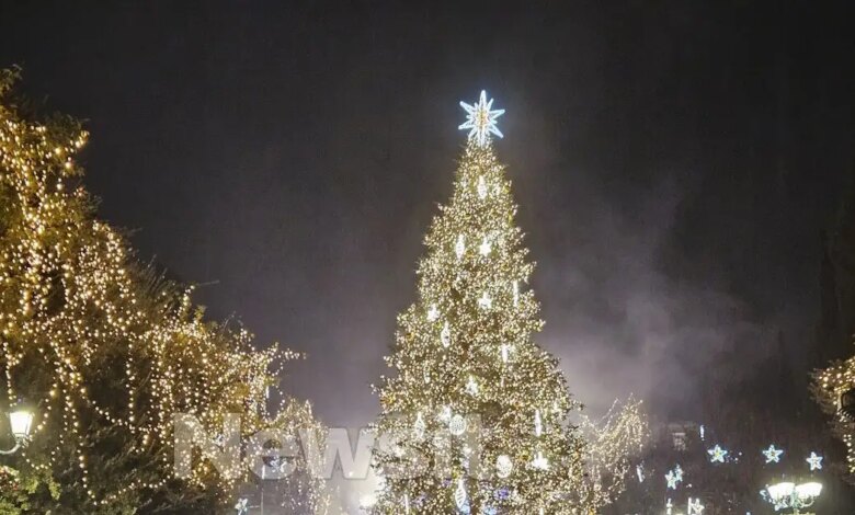 Άναψε-το-Χριστουγεννιάτικο-δέντρο-της-Αθήνας-στο-Σύνταγμα-–-Υπό-βροχή-οι-εκδηλώσεις