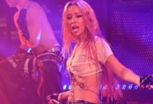 Η-Ελένη-Φουρέιρα-στόλισε-ένα-elegant-χριστουγεννιάτικο-δέντρο-στο-σαλόνι-του-σπιτιού-της