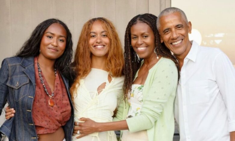 Μπαράκ-και-Μισέλ-Ομπάμα-βάζουν-τέλος-στις-φήμες-διαζυγίου-με-μία-οικογενειακή-φωτογραφία