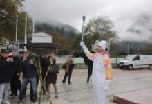 Η-Ολυμπιακή-Φλόγα-milano–cortina-2026-πέρασε-από-την-Πύλη