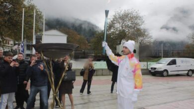 Η-Ολυμπιακή-Φλόγα-milano–cortina-2026-πέρασε-από-την-Πύλη