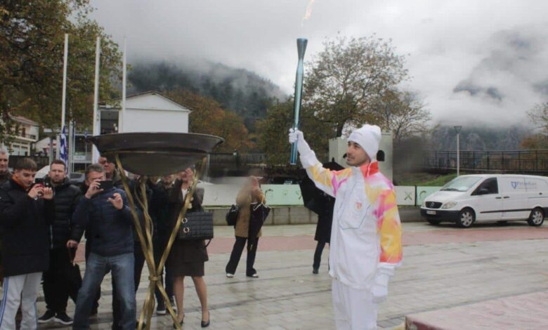 Η-Ολυμπιακή-Φλόγα-milano–cortina-2026-πέρασε-από-την-Πύλη