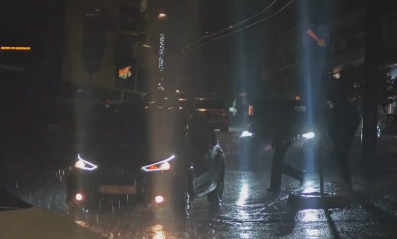 Καιρός:-Σφοδρή-νεροποντή-στην-Αττική-με-κεραυνούς-και-βροντές