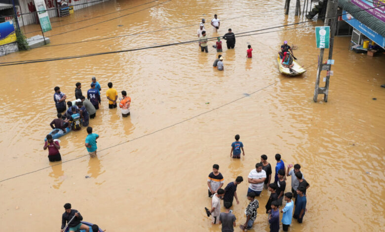 Φονικές-πλημμύρες-στη-νοτιοανατολική-Ασία:-Αγγίζουν-τους-350-οι-νεκροί,-ολόκληρες-περιοχές-κάτω-από-τα-νερά
