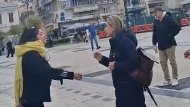 Η-Χριστίνα-Αλεξοπούλου-δέχτηκε-φραστική-επίθεση-στην-Πάτρα:-«Να-φύγετε-δολοφόνοι»