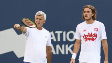 Στέφανος-Τσιτσιπάς:-«Εγώ-οδηγούσα»-λέει-τώρα-ο-πατέρας-του,-για-το-περιστατικό-με-την-υπερβολική-ταχύτητα