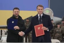 Στο-Παρίσι-για-συνομιλίες-με-τον-Μακρόν-ο-Ζελένσκι,-τη-Δευτέρα