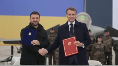 Στο-Παρίσι-για-συνομιλίες-με-τον-Μακρόν-ο-Ζελένσκι,-τη-Δευτέρα