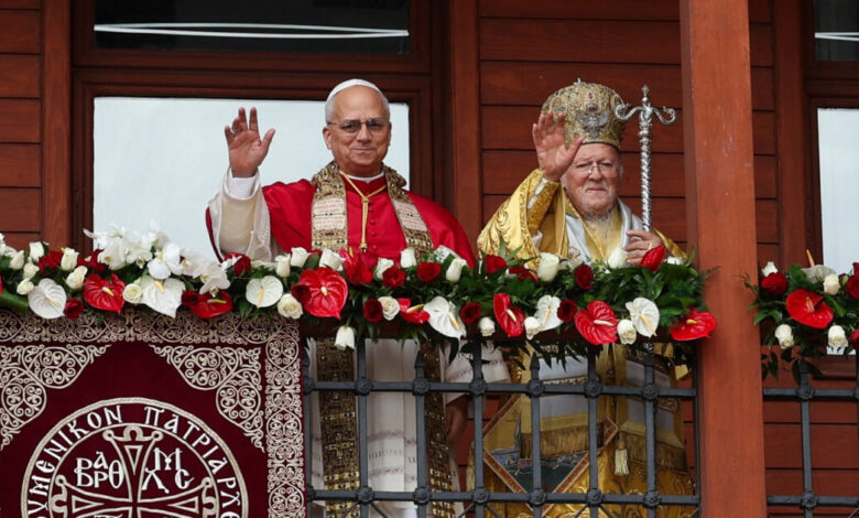 Φανάρι:-Πατριάρχης-Βαρθολομαίος-και-Πάπας-Λέων-ευλόγησαν-τους-πιστούς-από-τον-εξώστη-του-Πατριαρχείου