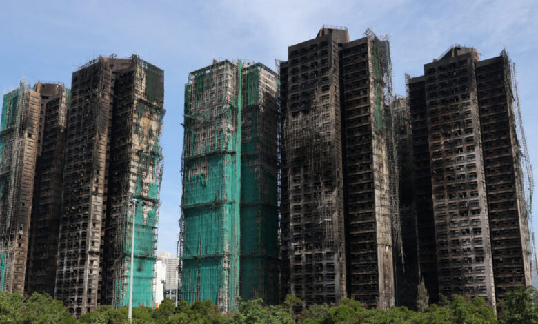 Χονγκ-Κονγκ:-Ερωτήματα-για-τα-αίτια-της-πυρκαγιάς-στους-ουρανοξύστες-–-Οι-κάτοικοι-είχαν-καταγγείλει-σοβαρά-θέματα-ασφάλειας