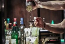 Ηράκλειο:-Χειροπέδες-σε-καθηγήτρια-λυκείου-της-Αθήνας-για-κατανάλωση-αλκοόλ-από-μαθητές-–-Στο-νοσοκομείο-για-τις-πρώτες-βοήθειες-ένα-17χρονος