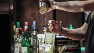 Ηράκλειο:-Χειροπέδες-σε-καθηγήτρια-λυκείου-της-Αθήνας-για-κατανάλωση-αλκοόλ-από-μαθητές-–-Στο-νοσοκομείο-για-τις-πρώτες-βοήθειες-ένα-17χρονος