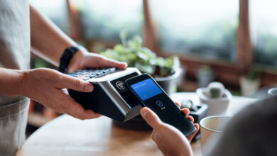 iris:-Τι-αλλάζει-από-την-1η-Δεκεμβρίου-σε-καταστήματα-και-e‑shops-–-Πρόστιμα-έως-20.000-ευρώ-για-όσους-δεν-συμμορφωθούν