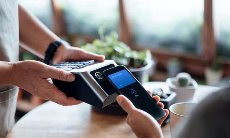 iris:-Τι-αλλάζει-από-την-1η-Δεκεμβρίου-σε-καταστήματα-και-e‑shops-–-Πρόστιμα-έως-20.000-ευρώ-για-όσους-δεν-συμμορφωθούν